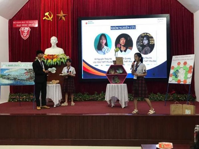 Học sinh Trường THPT Phú Bài thuộc Sở GD-ĐT tỉnh Thừa Thiên-Huế thuyết trình dự án "Vật liệu gốm nhẹ không nung từ nguồn chế phẩm vỏ hàu và trấu" đạt giải Nhất cuộc thi.