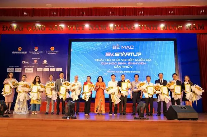 Ban tổ chức trao hoa và thư cảm ơn cho Ban Giám khảo cuộc thi.