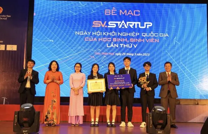 Trao giải Nhì cho khối học sinh phổ thông.