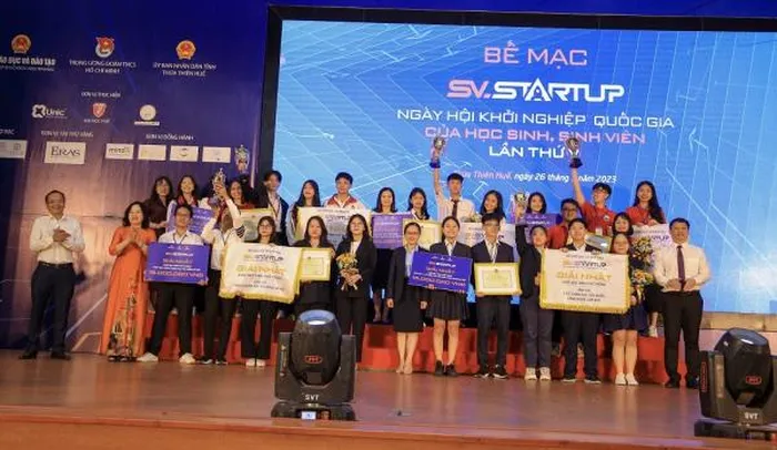 Trao thưởng 5 giải Nhất cho khối học sinh phổ thông.