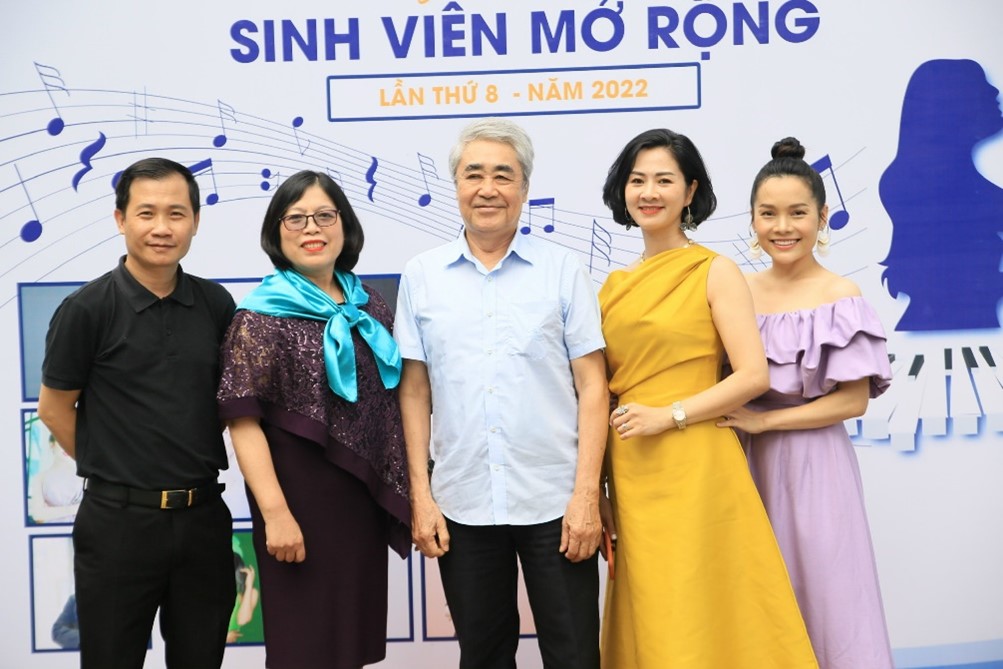 Ban giám khảo vòng chung kết cuộc thi “Giọng hát hay sinh viên Trường ĐHSP Nghệ thuật TW mở rộng” năm 2022