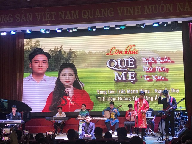 Quán quân Giọng hát hay sinh viên mở rộng gây xúc động với dòng nhạc dân gian ảnh 3