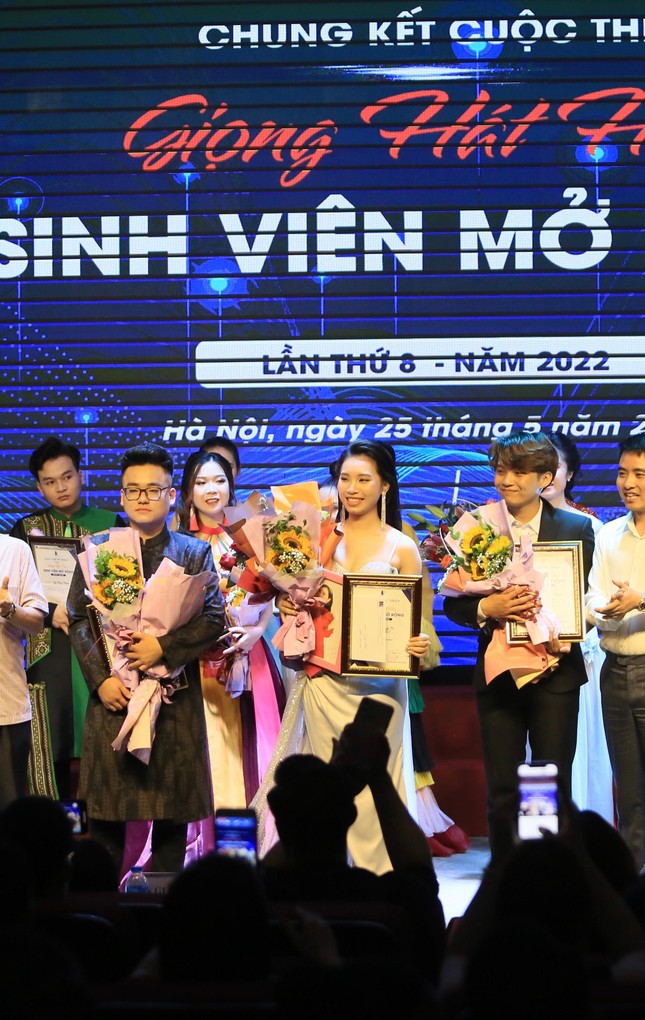 Quán quân Giọng hát hay sinh viên mở rộng gây xúc động với dòng nhạc dân gian ảnh 4