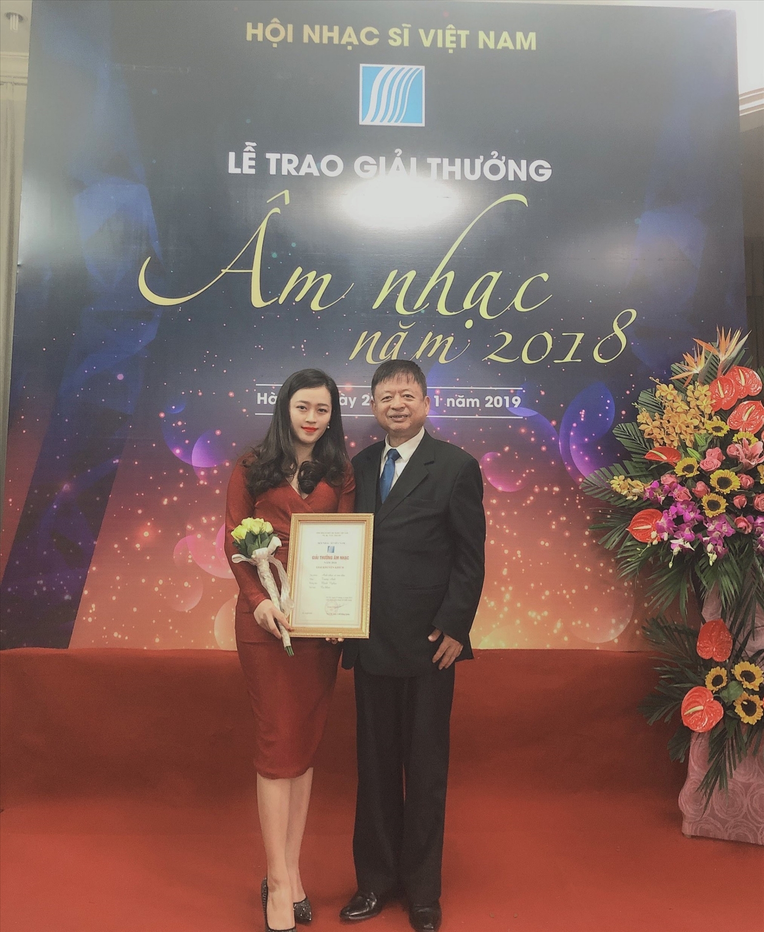 Nhạc sĩ Đỗ Hồng Quân, Chủ tịch Hội Nhạc sĩ Việt Nam trao giải thưởng cho nhạc sĩ trẻ Trang Anh. Nhạc sĩ Đỗ Hồng Quân, Chủ tịch Hội Nhạc sĩ Việt Nam trao giải thưởng cho nhạc sĩ trẻ Trang Anh.