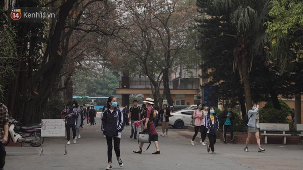 Sinh viên nô nức trở lại trường sau kỳ nghỉ Tết dài nhất lịch sử: Được đi học rồi vui quá, ở nhà chán lắm! - Ảnh 3.
