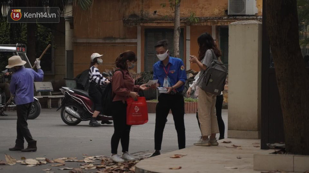 Sinh viên nô nức trở lại trường sau kỳ nghỉ Tết dài nhất lịch sử: Được đi học rồi vui quá, ở nhà chán lắm! - Ảnh 4.