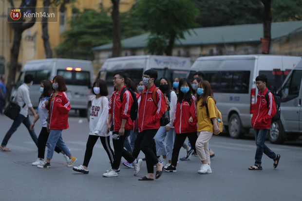 Sinh viên nô nức trở lại trường sau kỳ nghỉ Tết dài nhất lịch sử: Được đi học rồi vui quá, ở nhà chán lắm! - Ảnh 5.