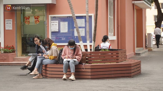 Sinh viên nô nức trở lại trường sau kỳ nghỉ Tết dài nhất lịch sử: Được đi học rồi vui quá, ở nhà chán lắm! - Ảnh 17.