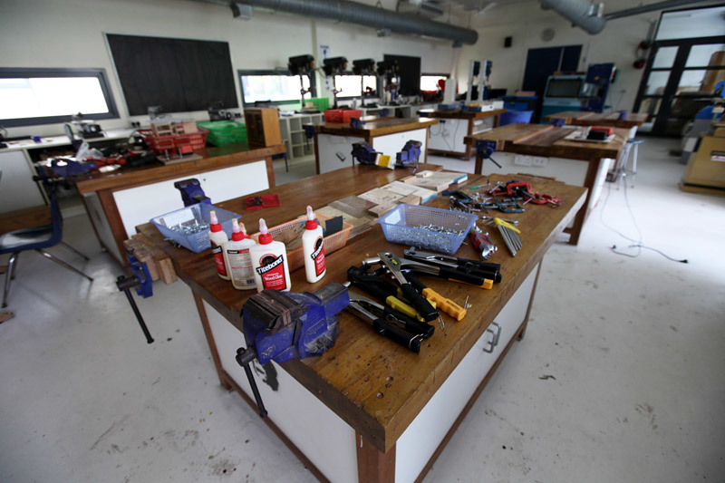 So với các trường học của Việt Nam, ở đây có điểm khác biệt nữa là việc bố trí các khu phòng học theo bộ môn: các bộ môn Khoa học, Xã hội, Nghệ thuật v.v.. mỗi ngành có một khu phòng học. Học xong môn này, học sinh lại di chuyển đến phòng học khác để học tiếp, chứ không ngồi cố định ở một lớp để các thầy cô đến dạy. 