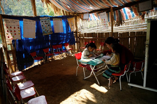 qua suối, túi nilon, cô giáo, miền núi, Tòng Thị Minh