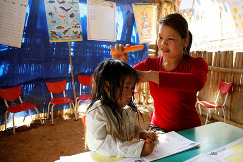 qua suối, túi nilon, cô giáo, miền núi, Tòng Thị Minh