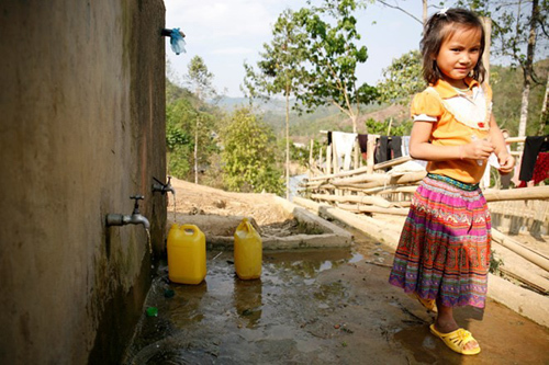 qua suối, túi nilon, cô giáo, miền núi, Tòng Thị Minh