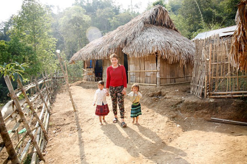 qua suối, túi nilon, cô giáo, miền núi, Tòng Thị Minh