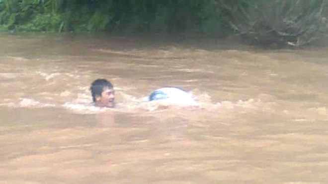 vượt sông, túi nilon, học sinh, miền núi vượt sông, túi nilon, học sinh, miền núi