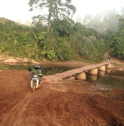 vượt sông, túi nilon, học sinh, miền núi vượt sông, túi nilon, học sinh, miền núi