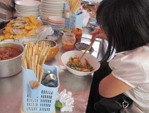 Trung-Quốc, hàng-Tàu, chất-lạ, yểm, thức-ăn, đội-lốt, hoa-quả, ung-thư, thìa-gỗ, đũa, bát, hộp-xốp, sức-khỏe, tiêu-dùng