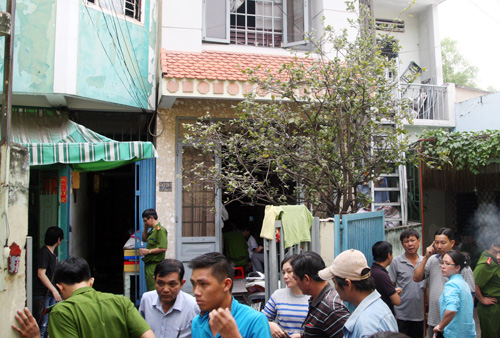 Những phòng trọ phát nổ nằm phía sau căn nhà màu xanh. Ảnh: An Nhơn