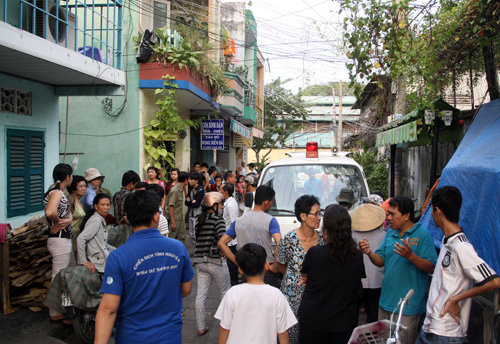 Những xe cứu thương túc trực chờ chở thi thể các sinh viên tử nạn. Ảnh: An Nhơn