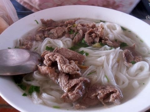 bánh-phở, chất-tẩy-trắng, gia-vị-Trung-Quốc, độc-hại, nhiễm-phóc-môn, phở-bò, phở-lợn-sề, Chi-cục-Vệ-sinh, chất-cấm, chất-màu-huỳnh-quang, tinopal, axít-oxalic, dư-luận, thịt-ôi-thiu