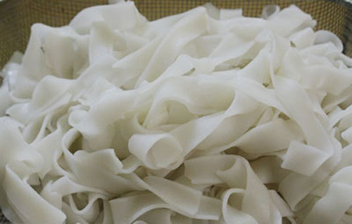 bánh-phở, chất-tẩy-trắng, gia-vị-Trung-Quốc, độc-hại, nhiễm-phóc-môn, phở-bò, phở-lợn-sề, Chi-cục-Vệ-sinh, chất-cấm, chất-màu-huỳnh-quang, tinopal, axít-oxalic, dư-luận, thịt-ôi-thiu