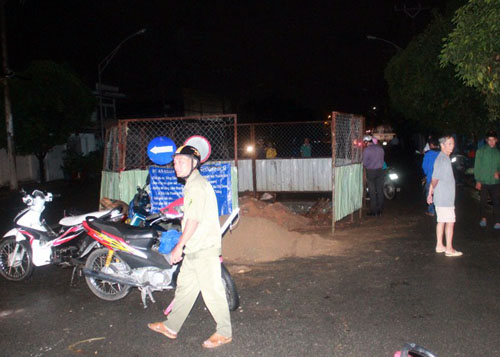 Gần 20h, anh Nguyễn Văn Vũ (28 tuổi, quê Huế) chạy xe máy trên đường Chế Lan Viên, hướng từ đường Lê Trọng Tấn đến đường Trường Chinh. Khi cách đường Trường Chinh khoảng 300m thì xe của anh Vũ lao cả người và xe máy vào một công trình đang thi công giữa đường, sau đó rớt xuống hố công trình sâu hơn 2m. May mắn nạn nhân chỉ bị xây xát nhẹ.