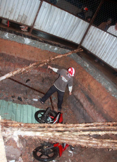 Theo anh Vũ, thời điểm xảy ra vụ việc công trình có rào chắn xung quanh nhưng chừa một khoảng trống. Do mưa lớn, đèn đường không có nên anh đã không nhìn thấy và lao xuống hố. Rất may anh Vũ chỉ bị xây xát nhẹ. Theo thông tin trên bảng công bố thông tin công trình, lô cốt này thuộc dự án Giảm thất thoát nước TP.HCM do Tổng công ty Cấp nước Sài Gòn một thành viên làm chủ đầu tư. Đơn vị thi công là Liên doanh công ty TNHH một thành viên Vật liệu xây dựng & Xây lắp thương mại BMC  Công ty TNHH Minh Thông. Sau khi xảy ra vụ việc, đại diện phía đơn vị thi công, Thanh tra Sở Giao thông vận tải TP.HCM, công an P. Tây Thanh đã có mặt để giải quyết vụ việc.