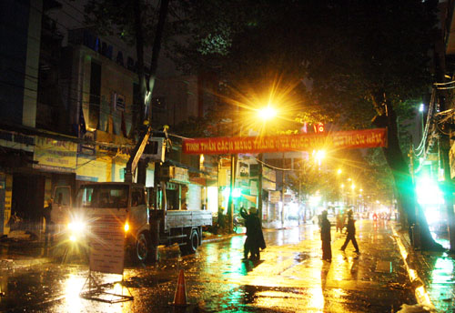 Lúc 18h, khi cơn mưa bắt đầu, trên đường Trần Quang Khải trước UBND phường Tân Định phải phong tỏa vì một cây xanh bị tét nhanh có nguy cơ ngã xuống