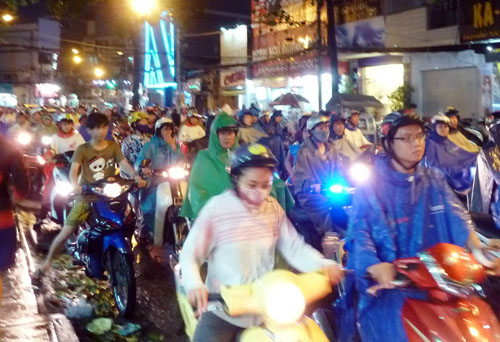 Tuyến đường bị phong tỏa khiến giao thông ở khu vực lân cận trở nên ùn tắc.