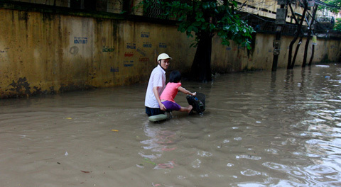 Hà Nội, ngập lụt, hài hước, dịch vụ, đường phố, thành sông