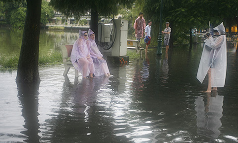 Hà Nội, ngập lụt, hài hước, dịch vụ, đường phố, thành sông