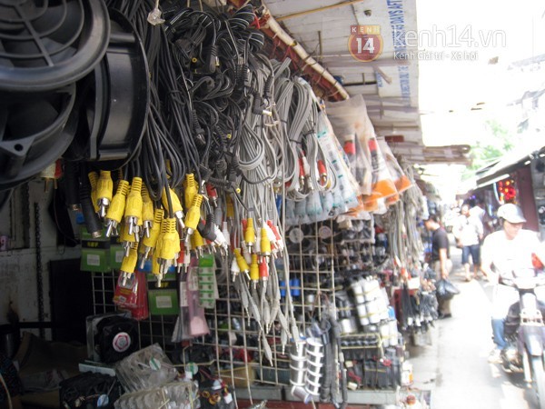 chợ lạ  hà nội  hàng giả  hàng nhái  hàng chế  hàng hiệu  hàng cấm  văn hóa  Trời Hà Nội  Chợ Trời