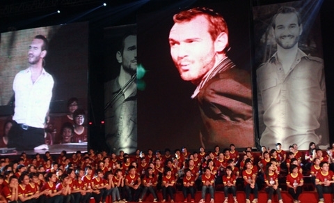 Nick Vujicic, hạt giống tâm hồn, Bụt chùa nhà không thiêng, đốt đền, Tôn Hoa Sen