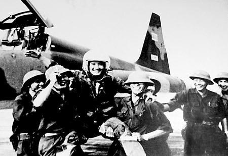 phi công Nguyễn Thành Trung, Hoa Kỳ, không quân Sài Gòn, dinh Độc Lập