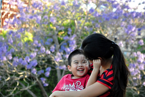 [Caption]Mẹ, con và hoa phượng tím. Ảnh: Nguyễn Thế Dương 